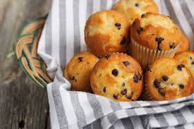 L'impasto per questi semplici muffin è impastato solo sulla margarina (o burro), panna acida e farina autolievitante. Muffin Morbidi Senza Burro E Uova Donnad
