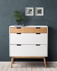 Elle peut ainsi se parer de toutes les couleurs, des plus classiques comme le blanc, le gris ou. Commode Scandinave 3 Tiroirs Maela Bois Massif But Chambre Rangement Style Diy Furniture Renovation Wood Furniture Design Furniture