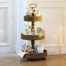 Metalletagere Mit Weihnachtlicher Deko Etagere Dekorieren Deko Weihnachten Schlitten Dekorieren