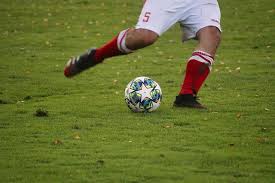 Sepak bola menjadi olahraga yang dimainkan antar negara untuk memperjuangkan piala dunia. Permainan Sepakbola Begini Sejarah Dan Aturan Mainnya Kumparan Com