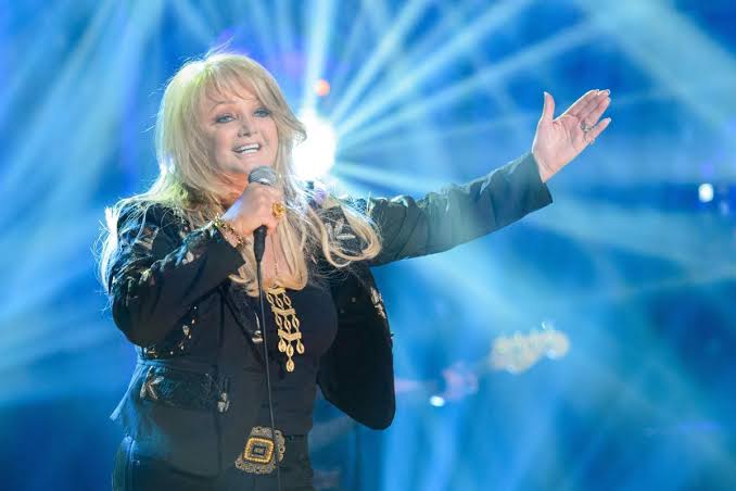 Family, friends and fans gather for Bonnie Tyler's funeral | Wirral Globe