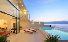 Moderna casa con amplia terraza y tres plantas. Fachadas De Casas De Playa De Diseno Minimalista Y Moderno