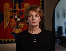 Guvernul a organizat un ospăț în sala tronului din palatul regal, locul în care, în urmă cu mai puțin de un an, era depus trupul neînsuflețit al regelui mihai. Ceremonii Regale Luni In Sala Tronului De La Palatul Regal Hotnews Mobile