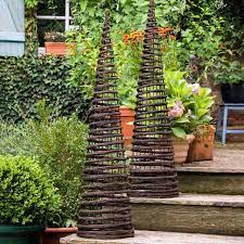 Ein obelisk im garten verlieht höhe und struktur. Rankhilfe Twist Obelisk Rankhilfen Aus Weide Rankhilfen Gartengestaltung The Garden Shop