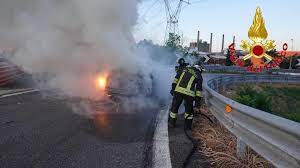 L'incendio (foto gio' condello/mt) spaventoso incendio sulla tangenziale ovest nel pomeriggio di martedì 11 giugno, verso le 17. Auto In Fiamme Sulla Tangenziale Ovest Traffico Rallentato Foto