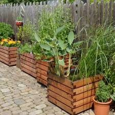 Upcycling aus gebrauchten paletten hat viele anhänger gefunden. Pflanzkasten Aus Holz In Vielen Verschiedenen Grossen Gartenfrosch