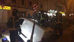 Un conductor se encontraba circulando por la madrileña localidad de majadahonda cuando de repente, su coche cayó en un socavón de 4 metros. Un Socavon De Dos Metros De Profundidad Engulle Dos Vehiculos En Madrid