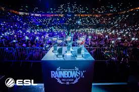 De passie en de liefde voor onze ploegen, de sfeer op de tribunes, de intensiteit op het veld, de camaraderie in de tribunes, in de zetel. Rainbow Six Siege Pro League By Esl