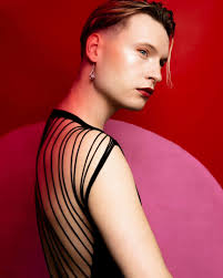 Muzikant Reinier (33) had een hoofdtumor. Samen met zijn geliefde staat hij  nu op het toneel, kwetsbaar en vol zelfspot. 'Theater is jezelf blootgeven' 