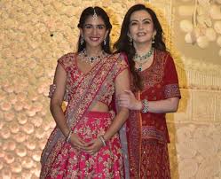 Anant Ambani S Rumoured Girlfriend Radhika Merchant Bonding With Nita Ambani Anant ambani girlfriend radhika merchant entry at hyderabad airport | watch for mi vs csk final. nita ambani