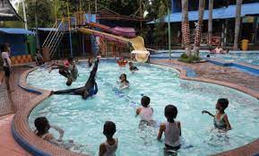 It had 6 giant water slides, a wave pool and an ice cream parlor! 10 Kolam Renang Di Sidoarjo Jawa Timur Yang Bagus Murah 2021 Indoor Buka Sampai Malam 24 Jam Baru Alami Dan Harga Tiket Jejakpiknik Com