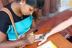 The leaves from the plant are crushed and make into a paste to safely draw a design directly on the skin. George Town Wo Die Kunst Auf Der Strasse Liegt Wherethejourneystarts
