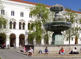 Stundenten Vor Der Ludwig Maximilian Universitat Munchen Lmu Munchen Bayern Munchen Der Ludwig