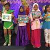 Hadiah itu biasa dinantikan anak anak untuk membuka isi kado di dalamnya. 1