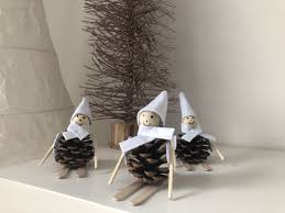 C'est un effet de décoration sympathique qui rappelle forcément l'hiver. Lutin De Noel En Pomme De Pin Video