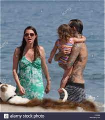 Travisbarker is currently sponsored by orange county drum and percussion and zildjian. Blink 182 Drummer Travis Barker Mit Seinen Kindern Und Seiner Neuen Freundin Am Strand Eine Gute Zeit In Malibu Malibu Stockfotografie Alamy