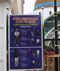 Wtika berpakaian di masjid sultan Melaka
