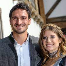 Jun 26, 2021 · eigentlich hält nadine klein ihren verlobten tim nicolas aus der öffentlichkeit raus. Cathy Hummels Dieses Susse Geschenk Gab Es Von Mats Zum Hochzeitstag Promi Tv