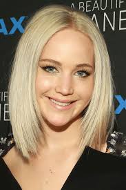 Idee Coiffure Description Jennifer Lawrence Avec Une Coupe Lisse Blonde Mi Longue Carre Lo Coiffure Carre Plongeant Coiffure Mi Long Idees De Coiffures