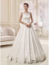 I nostri modelli esclusivi sono inimitabili e offrono tutto ciò che potete sognare per uno dei giorni più importanti. Abito Da Sposa In Raso Con Finiture In Pizzo E Scollatura Di Pizzo Con Spalline