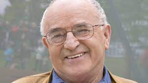 Seit 2013 dabei gehört ludwig hofmeister zu den publikumslieblingen bei bares für rares. Bares Fur Rares Handler Stieg Heimlich Bei Trodelshow Aus Promiflash De