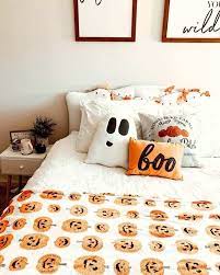24 Absolutely Dreamy Bedroom Decorating Ideas For Autumn Fall Bedroom Decor Fall Room Decor Halloween Bedroom Decor