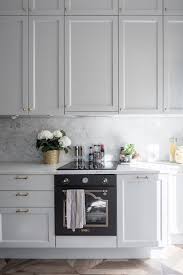 Seraya Kuhnya Mramor Vstroennaya Vytyazhka Plita Interior Design Kitchen Home Kitchens Kitchen Interior