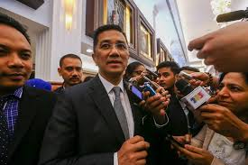 Penasihat azmin ali keluar marah pendemo. After Igp S Statement On Sex Video Producer Azmin Expresses Gratitude On Twitter Malaysia Malay Mail