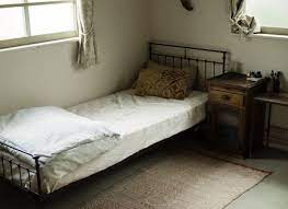 部屋の広さに合わせて作ったという小ぶりなベッド 寝心地よりも 空間とのバランスのほうが大事 小さな部屋 部屋 レイアウト インテリア 家具