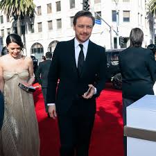 James mcavoy es un conocido actor de cine y teatro de origen escocés, famoso por haber sido uno de sus padres son james mcavoy, un empleado de la construcción, y elizabeth johnstone, una. A Look At Awkwafina Gemma Chan And James Mcavoy On The Oscars Red Carpet The Academy Scoopnest