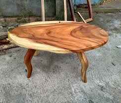 Warna cat finishing meja tamu kaca bulat pada gambar display di atas memakai warna natural menampilkan kesan alami dan serat kayu jati menambah kesan nuansa pedesaan yang hangat. Jual Meja Tamu Bundar Kayu Trembesi Utuh Harga Murah