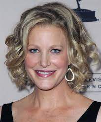 Anna Gunn Medium Wavy Formal Bob Hairstyle Medium Blonde Ash Blonde Bob Haircut Medium Bob Hairstyles Hair Styles For Women Over 50