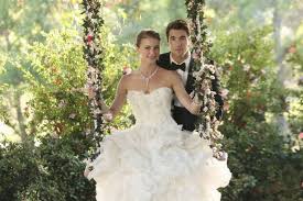 The bride wore a boatneck lela rose dress adorned with floral motifs, and a matching veil. Former Revenge Co Stars Emily Vancamp Josh Bowman Engaged