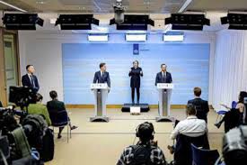 Tijdens de persconferentie van vrijdagavond 26 november, kondigde demissionair premier rutte en hugo de jonge een aantal nieuwe richtlijnen . Persconferentie Rutte Mogelijk Eerder Dan 3 December De Limburger Mobile