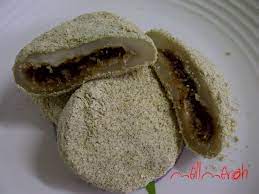 Tepung gomak this is a malay kuih made of glutinous rice flour with coconut or mung bean fillings, dusted with mung bean powder. Resipi Tepung Gomak Kuih Tradisi Melayu Yang Wajib Dicuba