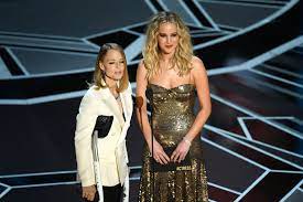 Mar 15, 2021 · jennifer hewitt's bio and relationship. Best Jokes About Jennifer Lawrence And Jodie Foster S Height Difference Hellogiggles