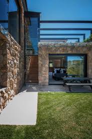 Ein Haus Aus Stein Und Stahl Uber Einem Fluss Gebaut Fluss Stahl Stein Architecture Contemporary House Architecture Design