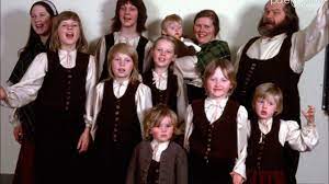 Sie sind eine großfamilie, die sich zu einer musikgruppe gebildet hat. Kelly Family Keep On Singing Mama Kelly Memories Youtube