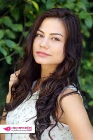 Demet Ozdemir Sac Modelleri Unlulerin Sac Modelleri Sac Guzelligi Sac