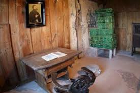 Der kaiser verteidigte aber die kirche und erklärte luther für vogelfrei, das heißt, dass jeder ihn töten durfte, ohne bestraft zu werden. Wartburg