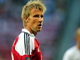 29 yaşındaki yıldız futbolcunun yere yığıldığı andan itibaren büyük bir liderlik ve kaptanlık örneği gösteren eski fenerbahçeli ve danimarka milli takımı'nın kaptanı. Transferticker Carroll Zu West Ham Hleb Kehrt Zuruck Bundesliga Kicker