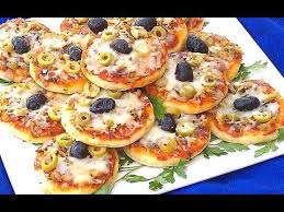 ميني بيتزا بدون فرن في المقلاة بحشوة سهلة ولذيييذة سريعة التحضير لمائدة رمضان Youtube Mini Pizza Food Food And Drink
