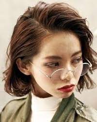 前髪をかき上げて分けたようなクールなボブ 2015年 春のトレンドヘアスタイル 髪を切りたいと思ったら初めに見るサイト ショートのヘアスタイル トレンドヘアスタイル 個性的 ヘア