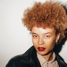 Con su voz, la joven cantante Connie Constance hace perder la cabeza a  cualquiera.LOFF.IT Vídeo, letra e información.