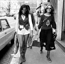 Dovevo nascere quando non serviva una taglia 36 per essere bella. Loredana Berte And Mia Martini 1975 Celebrita Cantanti Fotografie In Bianco E Nero