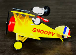 Snoopy and woodstock sit by an open fire as a revolutionary war soldiers. Atlantis Snoopy And His Sopwith Camel Red Baron Reviews