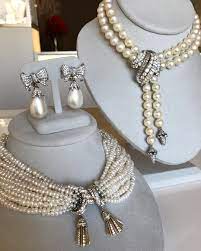 Verdura Jelwlery From The Collections Of Babe Paley Jayne Wrightsman And Brooke Astor Mother Of Pearl Jewelry Pearls Beautiful Necklaces