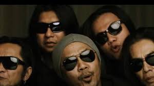 C e ada yang lain, di senyummu f yang membuat lidahku g gugup tak bergerak c e ada pelangi, di bola matamu. Lirik Lagu Dan Chord Gitar Pelangi Di Matamu Dipopulerkan Jamrud Cocok Untuk Pasangan Romantis Tribun Madura