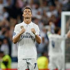 The sculptor behind a bronze bust of footballer cristiano ronaldo that was ridiculed on social media when. Der Grenzganger Fussball