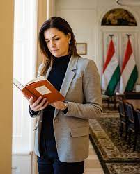 Hangsúlyozza, hogy az ehhez hasonló profilhamisításokat nem lehet félvállról venni, hiszen komoly adatvédelmi. Varga Judit Photos Facebook